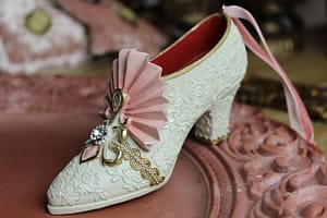 Rózsaszín és fehér cipellő arany díszítéssel (E)