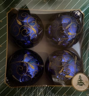 Karácsonyfadísz kék fényes inda levél mintás