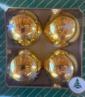Karácsonyfadísz arany gömb 4 db-os szett 7 cm-es csillag mintával