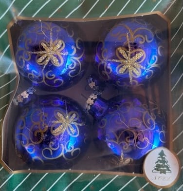 Karácsonyfadísz kék fényes 4 db-os, 8 cm-es inda és virág mintás